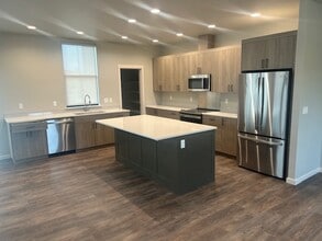 1370 SW Obsidian Ave in Redmond, OR - Building Photo - Building Photo