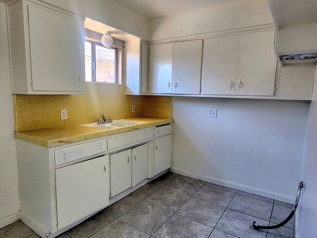 126 Wilson Ave in Bakersfield, CA - Foto de edificio - Building Photo