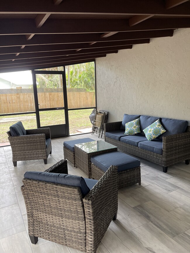 302 Bailey Ln in Sarasota, FL - Building Photo - Building Photo