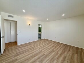 5320 Zelzah Ave, Unit 314 in Encino, CA - Foto de edificio - Building Photo