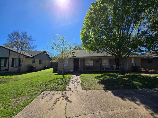 3404 Leon St in Bryan, TX - Building Photo - Building Photo