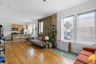 1351 N Washtenaw Ave, Unit 2 in Chicago, IL - Building Photo
