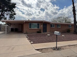 1011 W Wheatridge Dr in Tucson, AZ - Building Photo - Building Photo