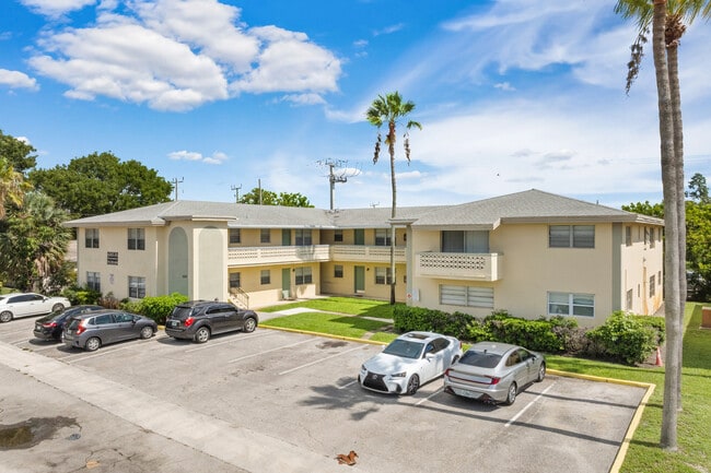 Chateaux Apartments in Palm Springs, FL - Building Photo - Building Photo