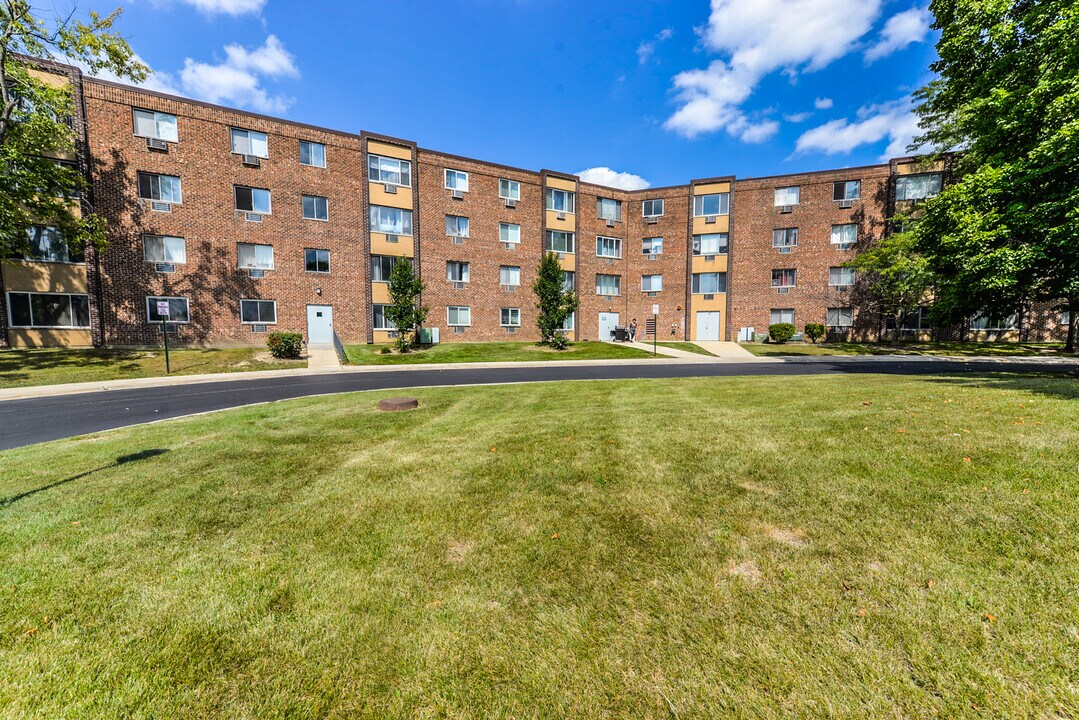 1475 Rebecca Dr, Unit 214 in Hoffman Estates, IL - Building Photo