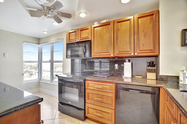 1021 Hillsboro Mile in Hillsboro Beach, FL - Building Photo - Building Photo