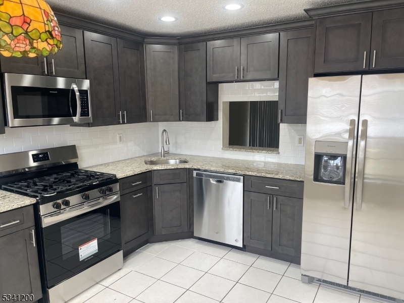 71 Woodward Ln in Bernards, NJ - Building Photo