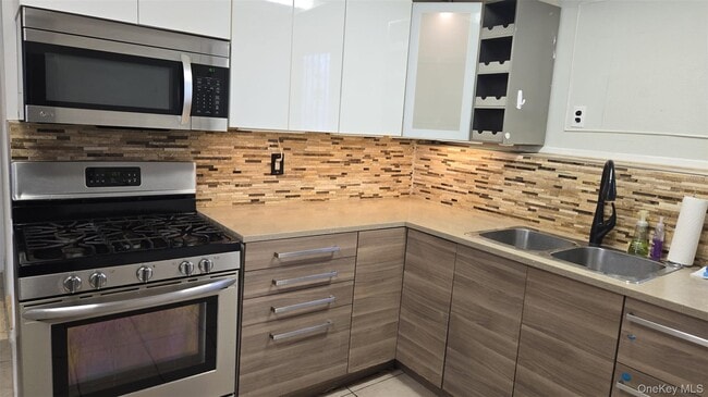 581 Meacham Ave in Franklin Square, NY - Building Photo - Building Photo