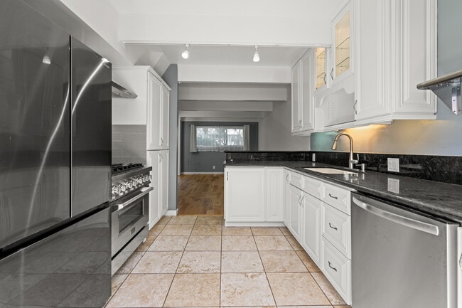 4040 Grand View Blvd in Los Angeles, CA - Building Photo - Building Photo