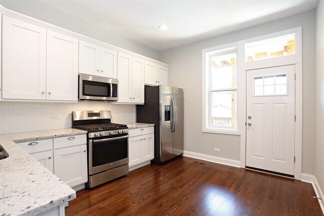 2047 W Evergreen Ave in Chicago, IL - Building Photo - Building Photo