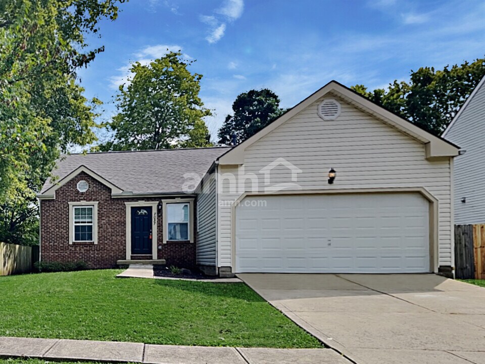 7037 Crescent Boat Ln in Canal Winchester, OH - Foto de edificio