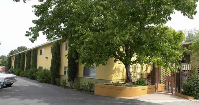 Garden Park Apartments in Pleasant Hill, CA - Foto de edificio - Building Photo