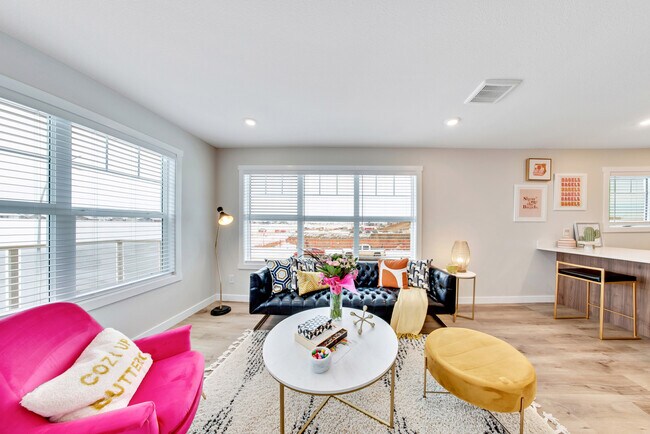 Brilliant Towns in Saskatoon, SK - Building Photo - Building Photo