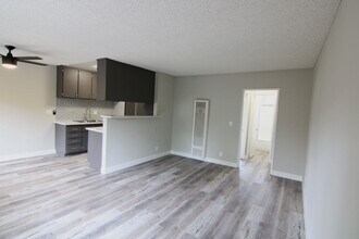 10621 Victory Blvd in Los Angeles, CA - Foto de edificio - Building Photo