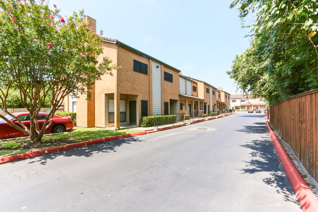 Bluff Springs Townhomes in Austin, TX - Foto de edificio - Building Photo