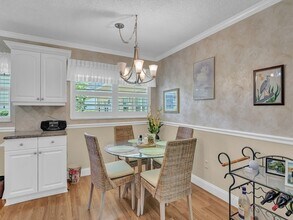 8 Vista Palm Ln, Unit 106 in Vero Beach, FL - Foto de edificio - Building Photo