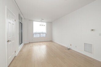 980 Yonge St in Toronto, ON - Building Photo - Building Photo