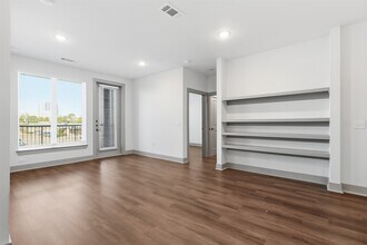 1950 Winrock Blvd in Houston, TX - Building Photo - Building Photo