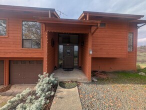 539 Hatfield Dr in Roseburg, OR - Building Photo - Building Photo