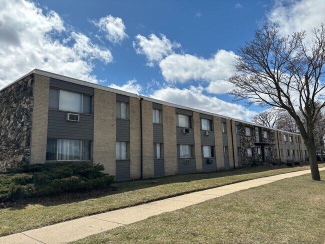 10253 W Cleveland Ave in West Allis, WI - Building Photo - Interior Photo