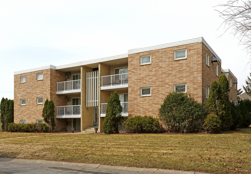1707 Lindig St in Falcon Heights, MN - Foto de edificio