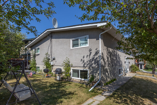 2435 27 St SW in Calgary, AB - Building Photo - Building Photo