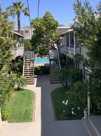 Magnolia Apartments in Valley Village, CA - Foto de edificio - Building Photo