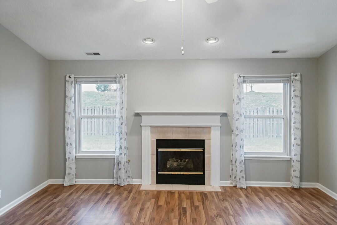 504 Marquis Cir in Dayton, IN - Foto de edificio