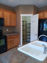 928 Morning Glory Dr in Independence, OR - Building Photo - Building Photo