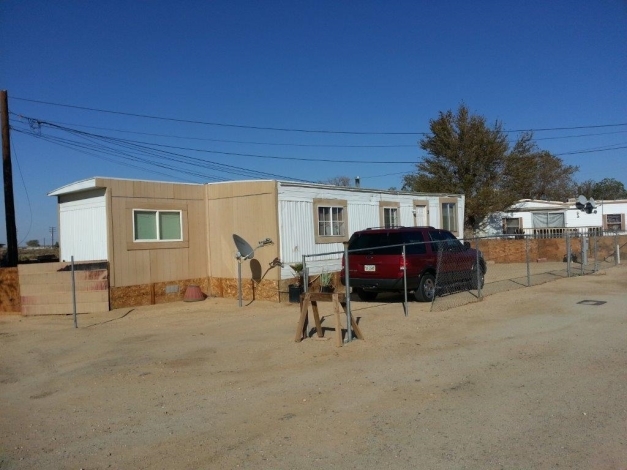 38525 90th St E in Palmdale, CA - Building Photo