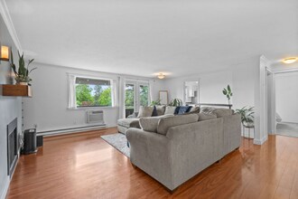 844 W Cliff Dr in Spokane, WA - Foto de edificio - Building Photo