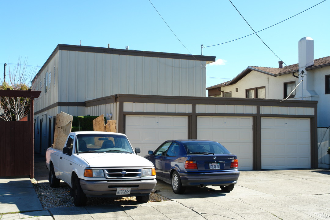 1037 Stannage Ave in Albany, CA - Foto de edificio