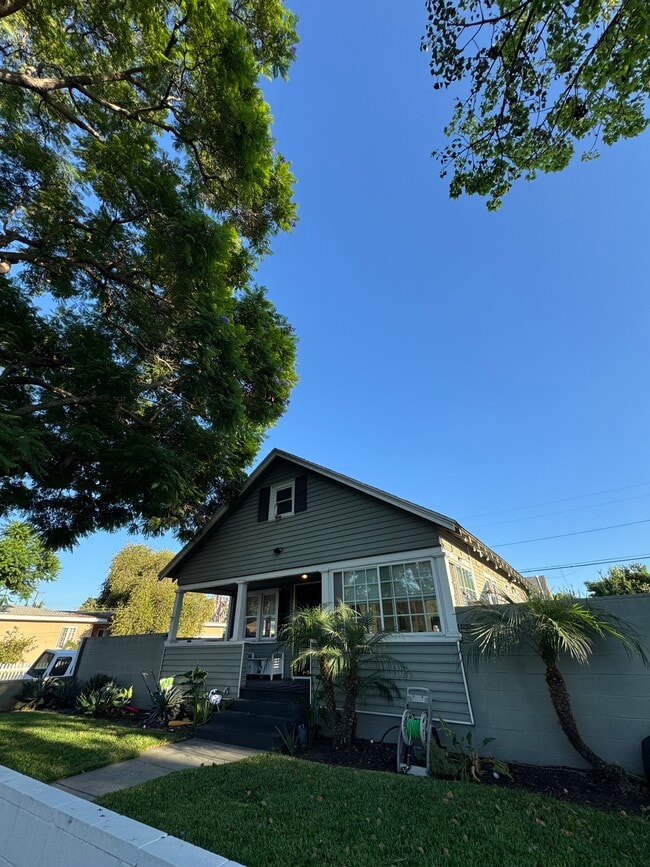 282 E 51st St in Long Beach, CA - Building Photo - Building Photo