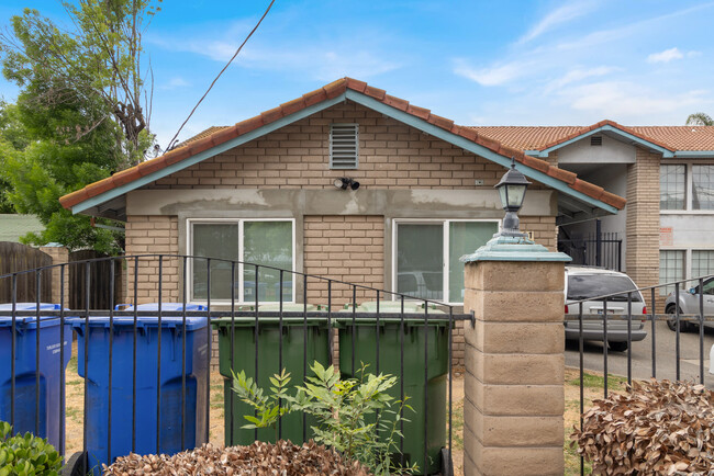 861-869 N Mitchell Ave in Turlock, CA - Building Photo - Building Photo