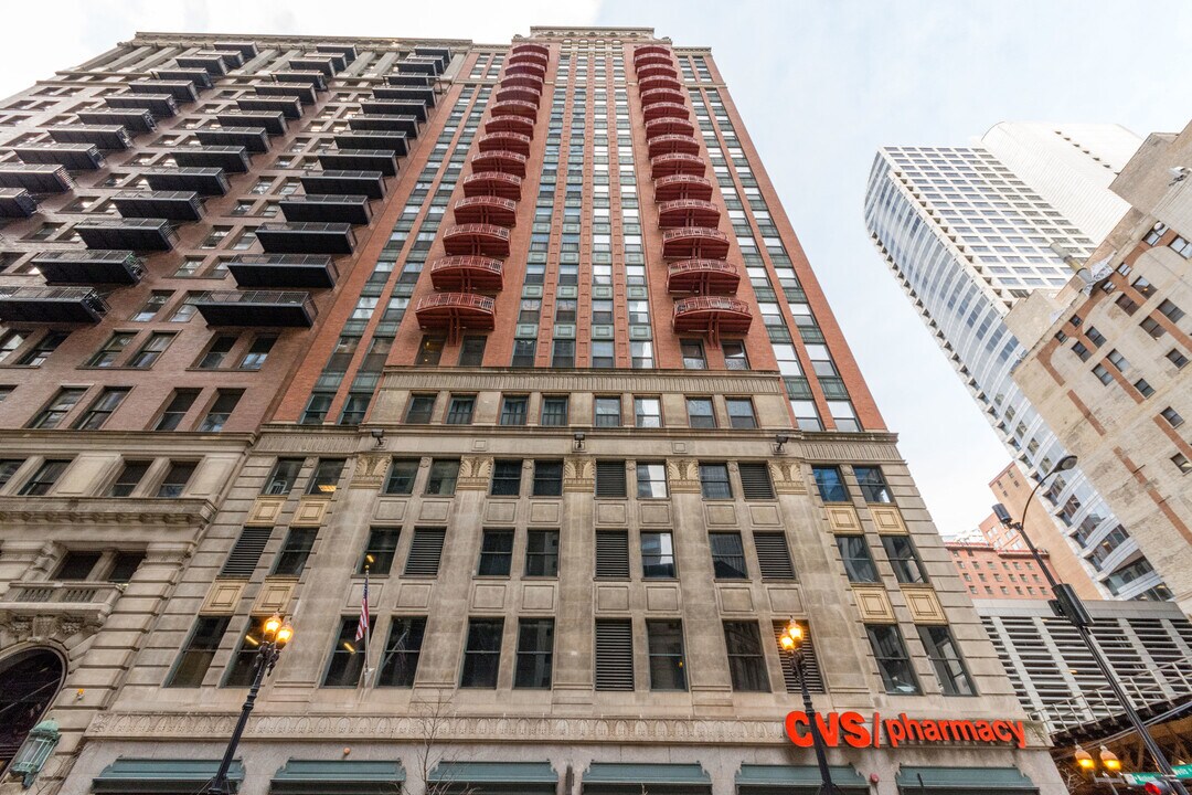 208 W Washington St in Chicago, IL - Foto de edificio