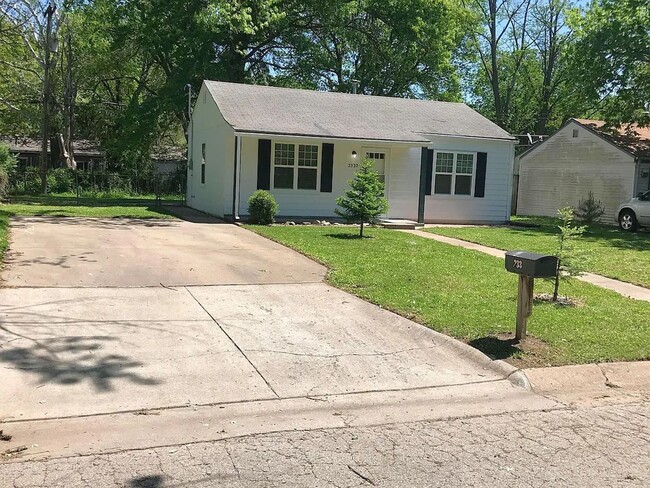 2332 SW Edgewater Terrace in Topeka, KS - Building Photo - Building Photo