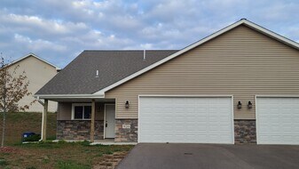 920 Sharptail Run in New Richmond, WI - Building Photo