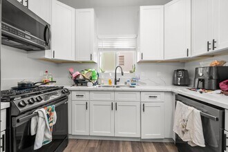 5229 E Falls View Dr in San Diego, CA - Building Photo - Building Photo