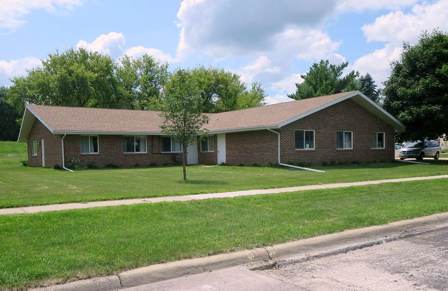 1711 Lark Ln in Waterloo, IA - Building Photo