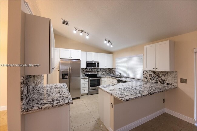 9815 NW 43rd St in Sunrise, FL - Building Photo - Building Photo