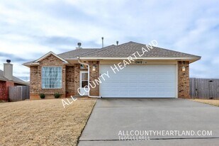 12412 SW 11th St in Yukon, OK - Building Photo