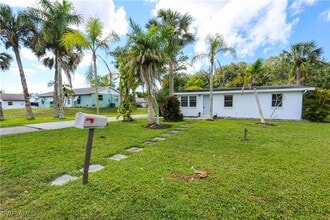5761 Lancewood Way in Naples, FL - Foto de edificio - Building Photo