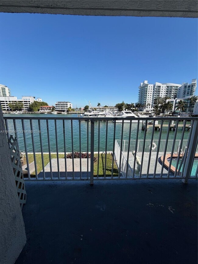 7917 West Dr in North Bay Village, FL - Foto de edificio - Building Photo