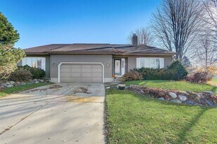 1633 Sapphire Way in Sun Prairie, WI - Building Photo