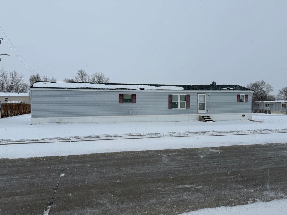 1544 48th St W in Williston, ND - Building Photo