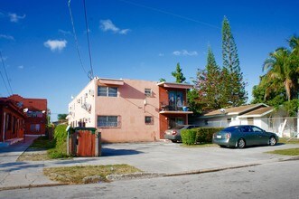 Etoile Apartments in Miami, FL - Foto de edificio - Building Photo