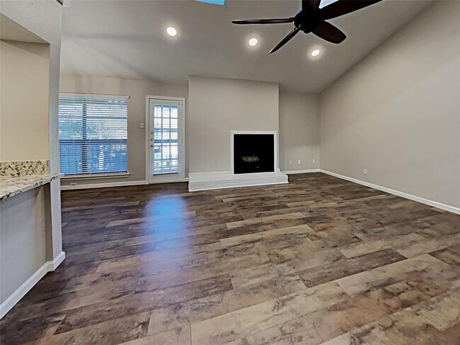 7525 Holly Hill Dr-Unit -40 in Dallas, TX - Building Photo - Building Photo