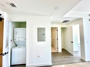 226 NW 32nd St, Unit A8 in Miami, FL - Building Photo - Building Photo