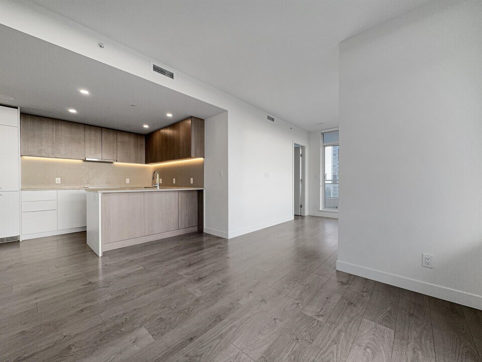 13318-2104 104 Ave in Surrey, BC - Building Photo
