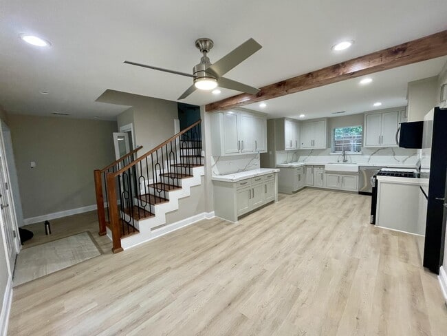 property at 1433 Pickwick Ln